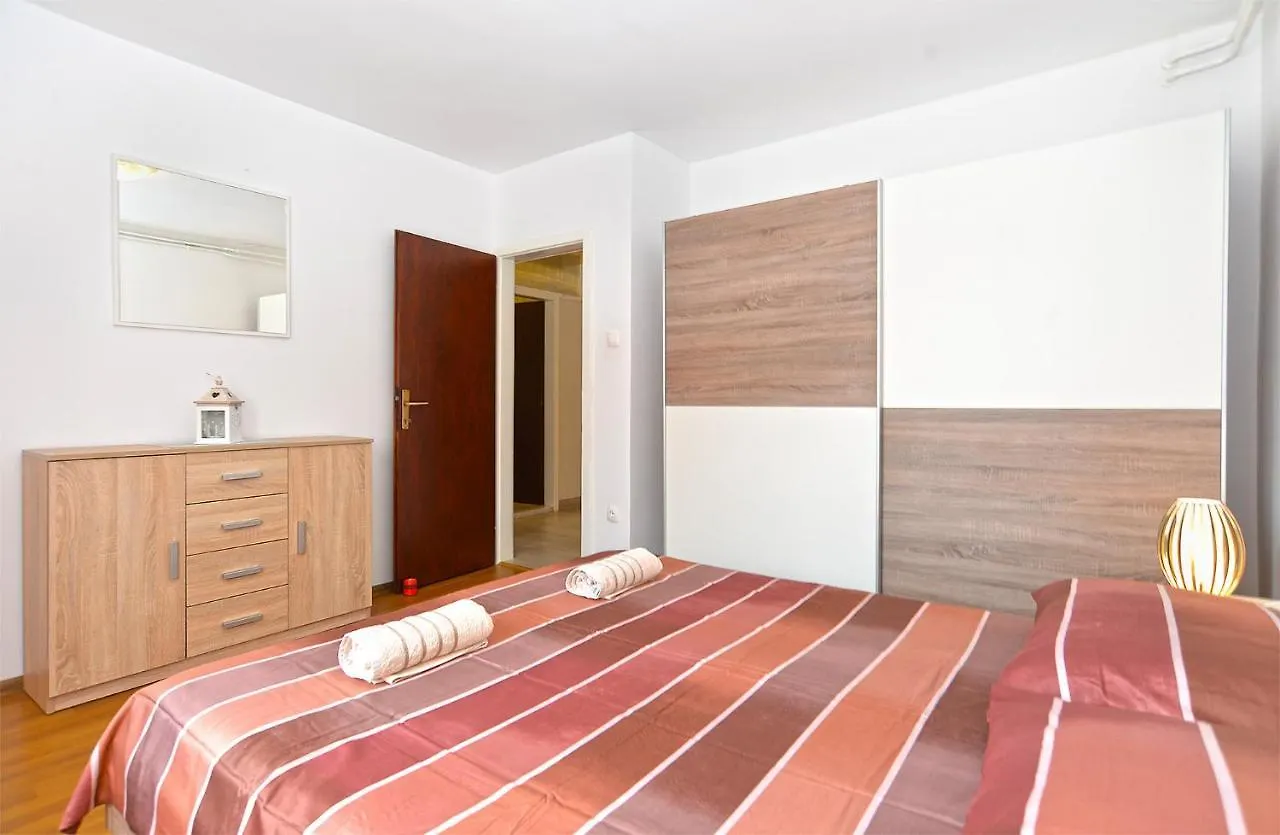 Apartments Milka 2074 Porec 0*,