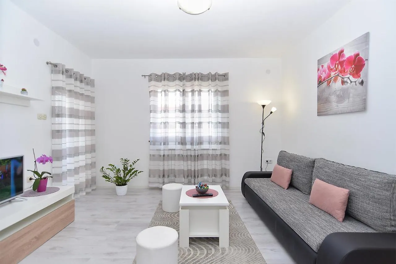 Apartments Milka 2074 Porec Croatia