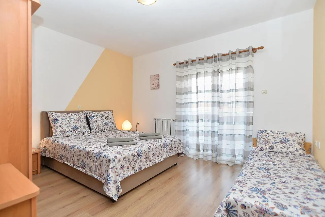 Apartments Milka 2074 Porec