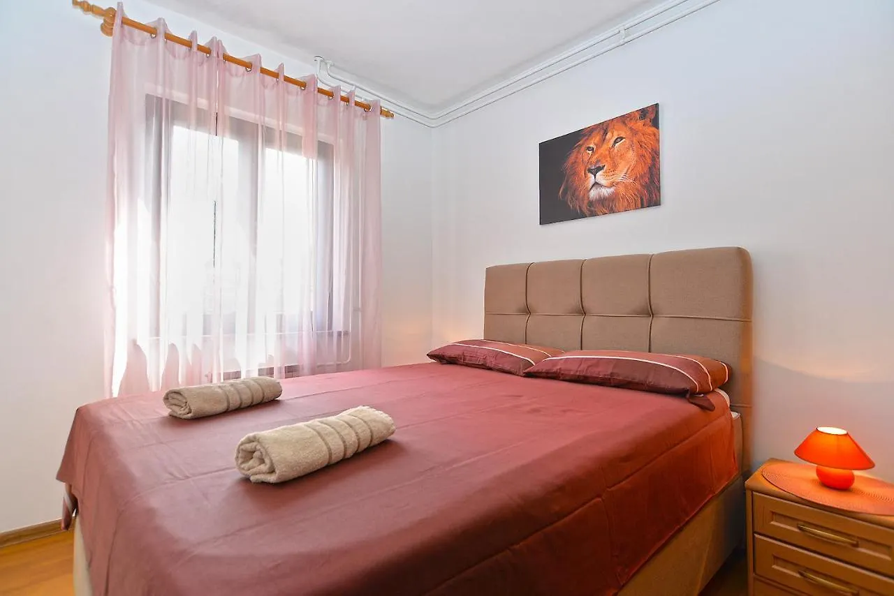 Apartments Milka 2074 Porec